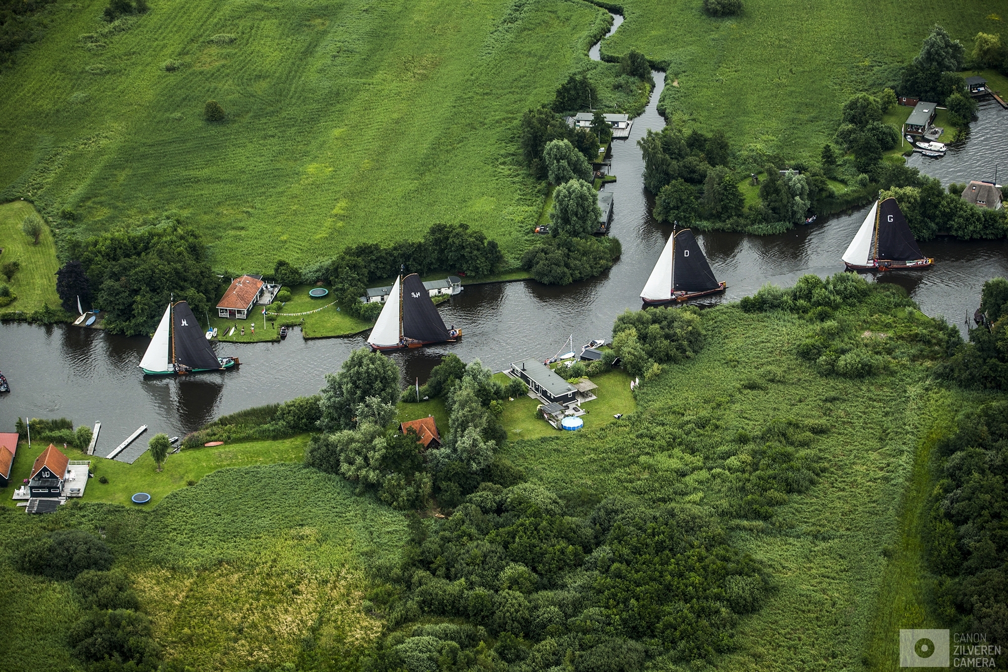 EERNEWOUDE - Luchtfoto van skutsjes in actie op het water bij Eernewoude tijdens de derde wedstrijd van het traditionele skutsjesilen. Twee weken lang strijden 14 traditionele Friese platbodems tegen elkaar op de meren van Friesland.