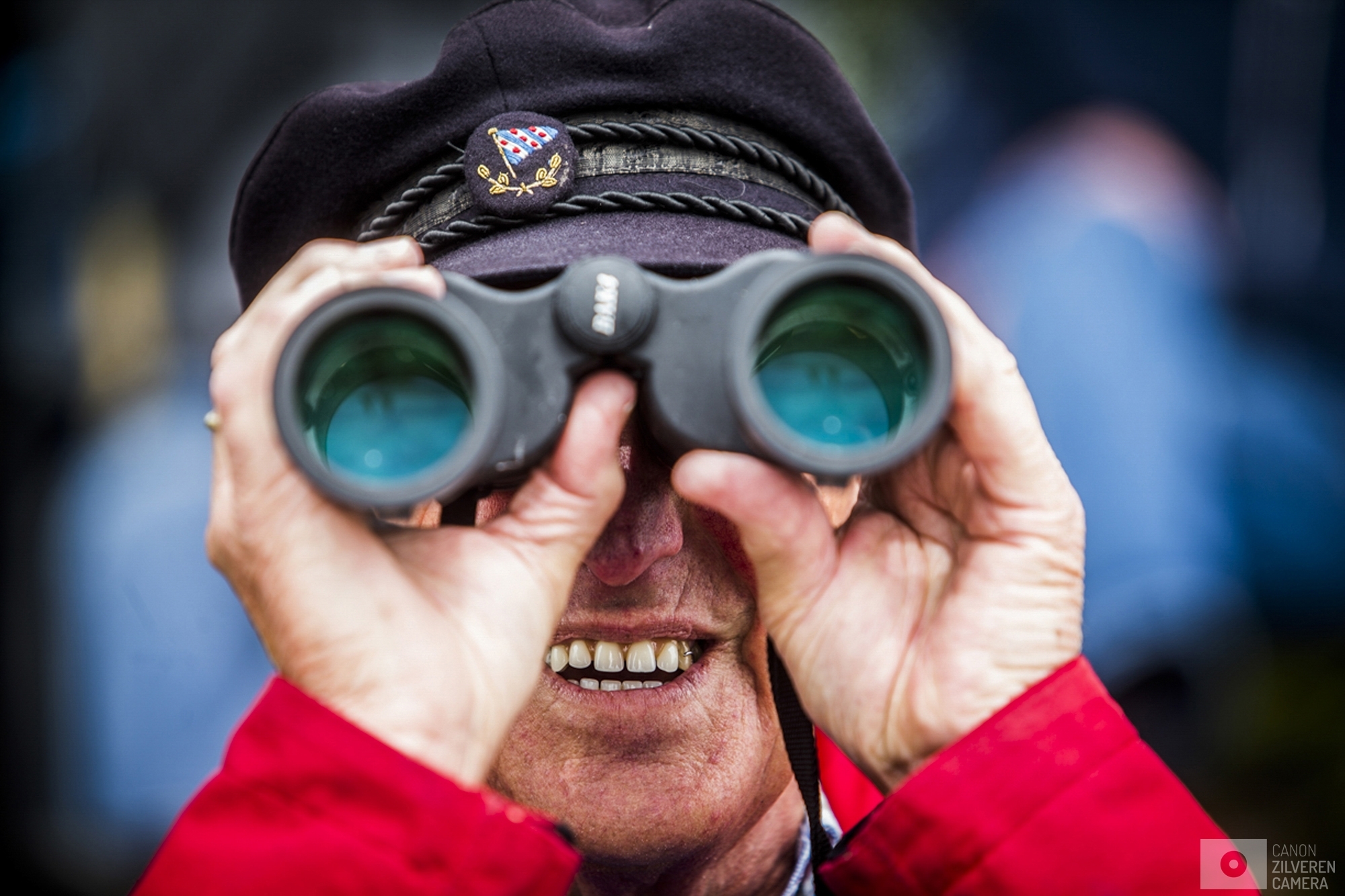 TERHERNE - Publiek langs het water bij Terherne tijdens de vierde wedstrijd van het traditionele skutsjesilen. Twee weken lang strijden 14 traditionele Friese platbodems tegen elkaar op de meren van Friesland.