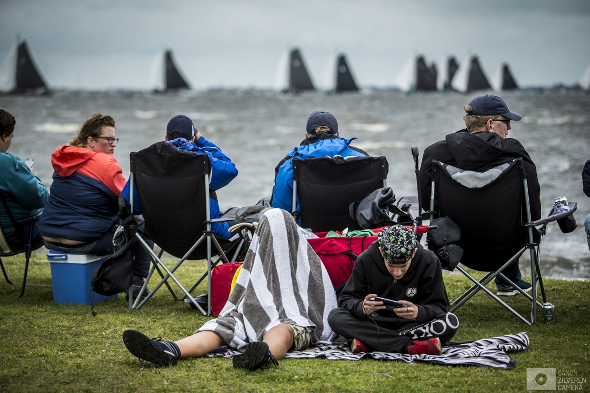 TERHERNE - Publiek langs het water bij Terherne tijdens de vierde wedstrijd van het traditionele skutsjesilen. Twee weken lang strijden 14 traditionele Friese platbodems tegen elkaar op de meren van Friesland.