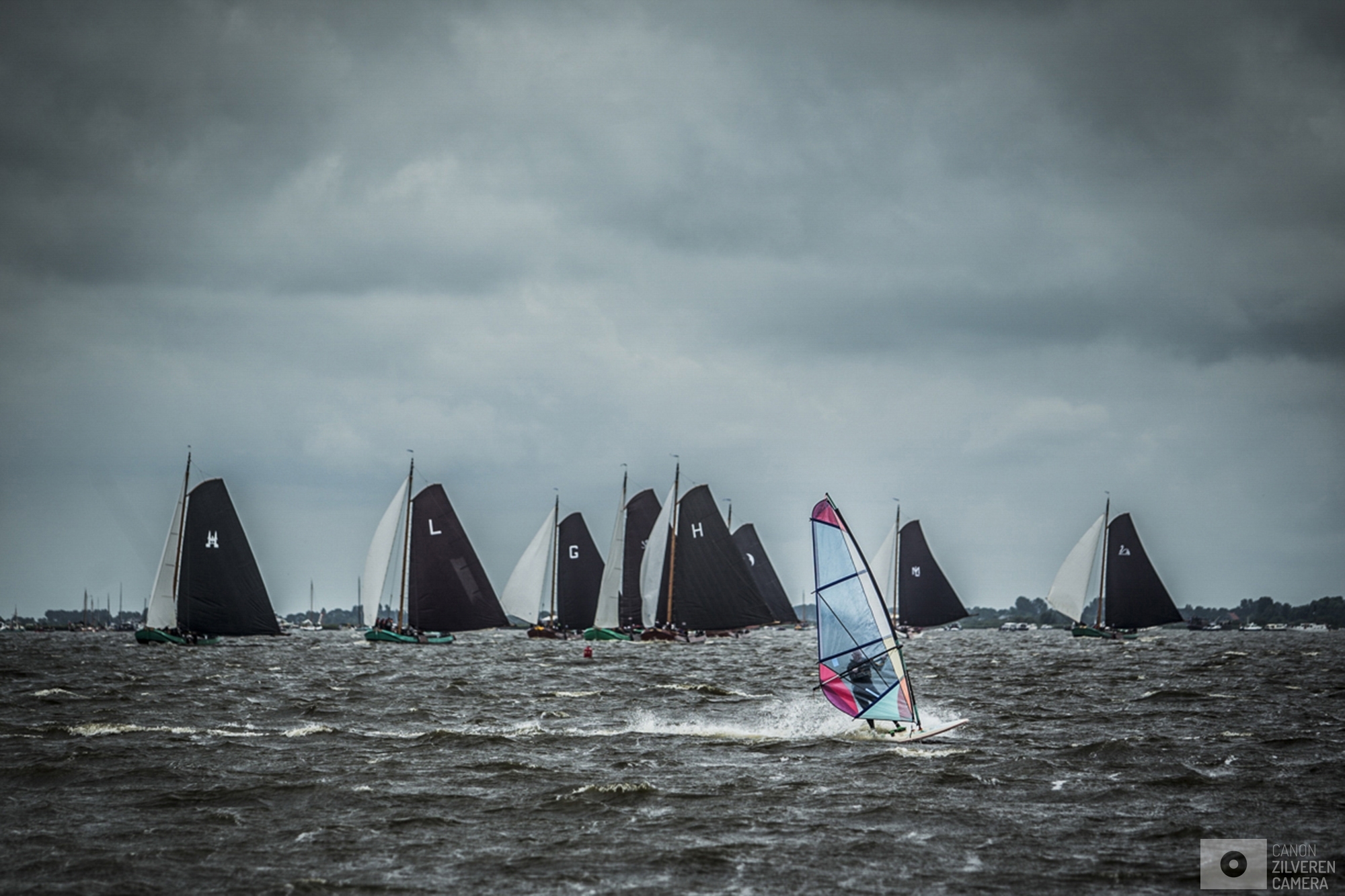 TERHERNE - Skutsjes in actie op het water bij Terherne tijdens de vierde wedstrijd van het traditionele skutsjesilen. Twee weken lang strijden 14 traditionele Friese platbodems tegen elkaar op de meren van Friesland.