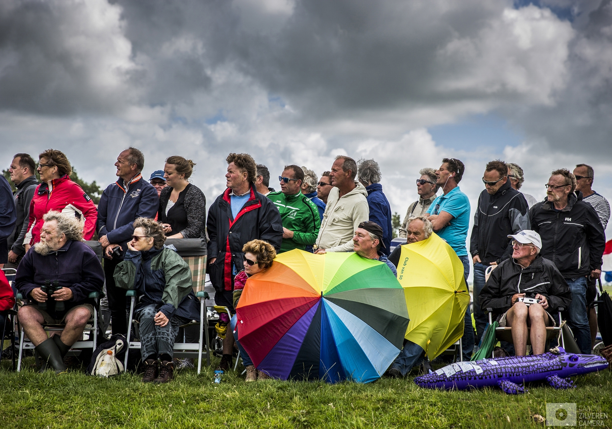 ELAHUIZEN - De zesde wedstrijd van het traditionele skutsjesilen. Twee weken lang strijden 14 traditionele Friese platbodems tegen elkaar op de meren van Friesland.