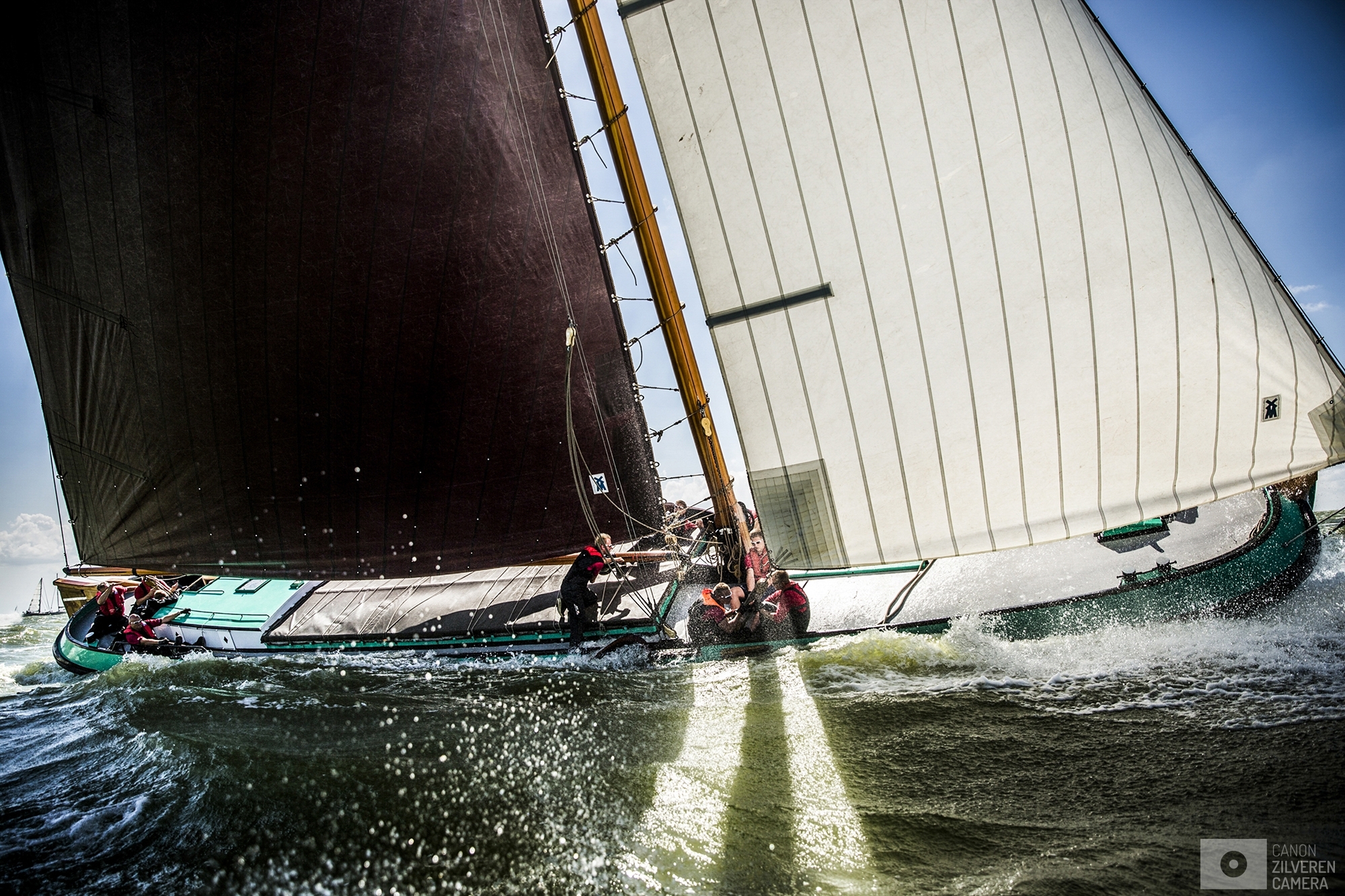 STAVOREN - Skutsjes in actie op het water bij Stavoren tijdens de zevende wedstrijd van het traditionele skutsjesilen. Twee weken lang strijden 14 traditionele Friese platbodems tegen elkaar op de meren van Friesland.