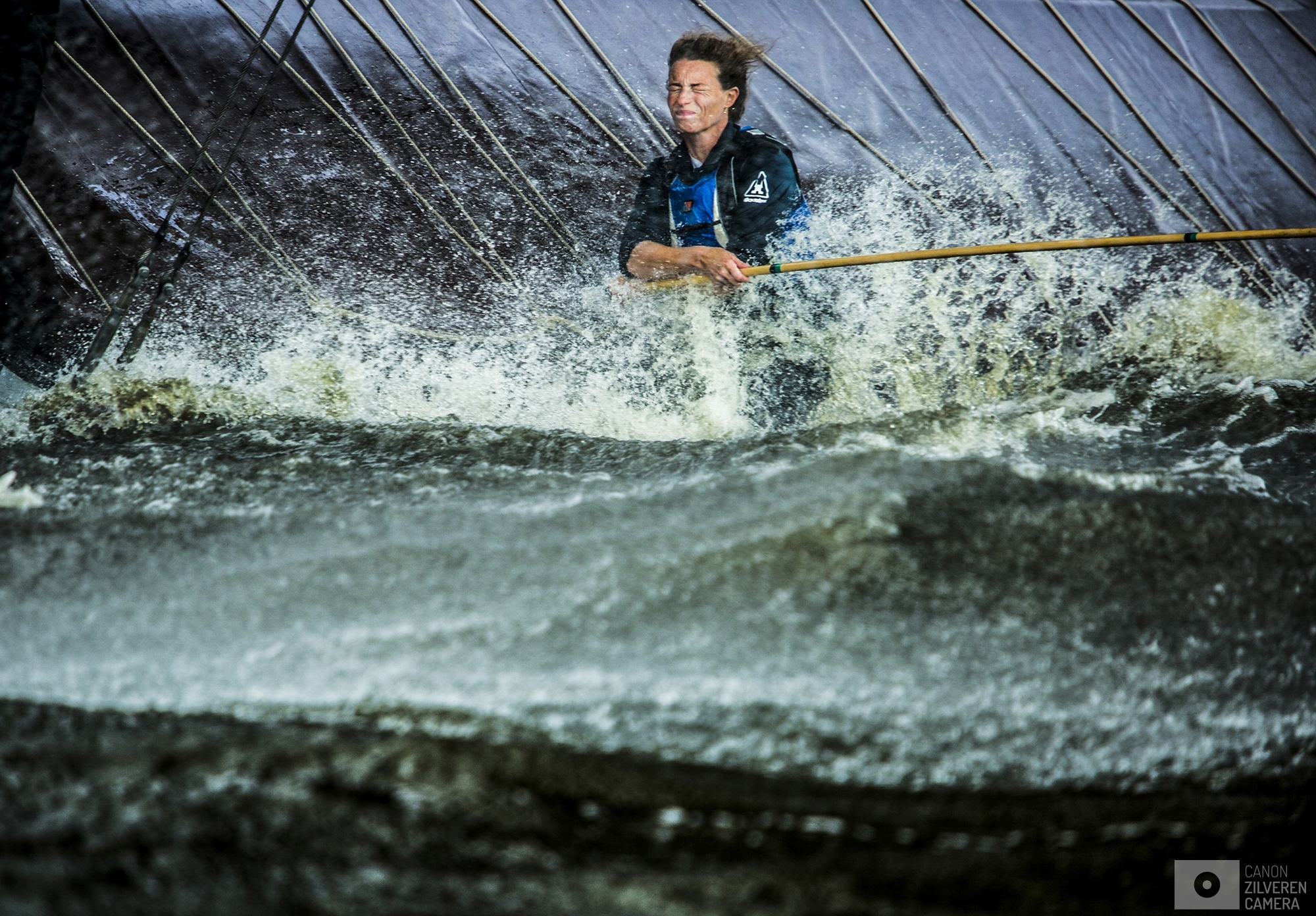 WOUDSEND - Skutsjes in actie op het water bij Woudsend tijdens de achtste wedstrijd van het traditionele skutsjesilen. Twee weken lang strijden 14 traditionele Friese platbodems tegen elkaar op de meren van Friesland.