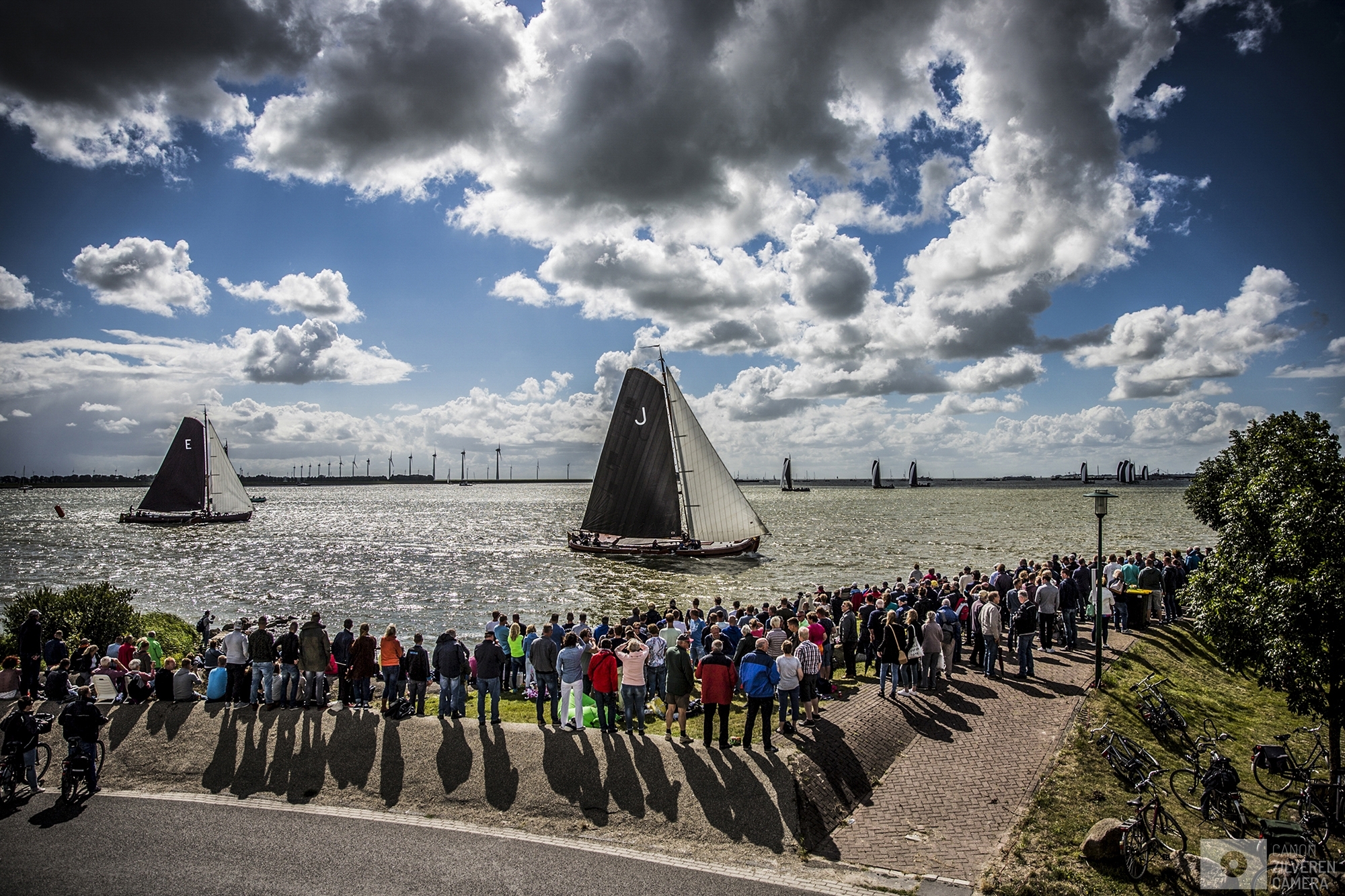 LEMMER - Skutsjes in actie op het water bij Lemmer tijdens de negende wedstrijd van het traditionele skutsjesilen. Twee weken lang strijden 14 traditionele Friese platbodems tegen elkaar op de meren van Friesland.