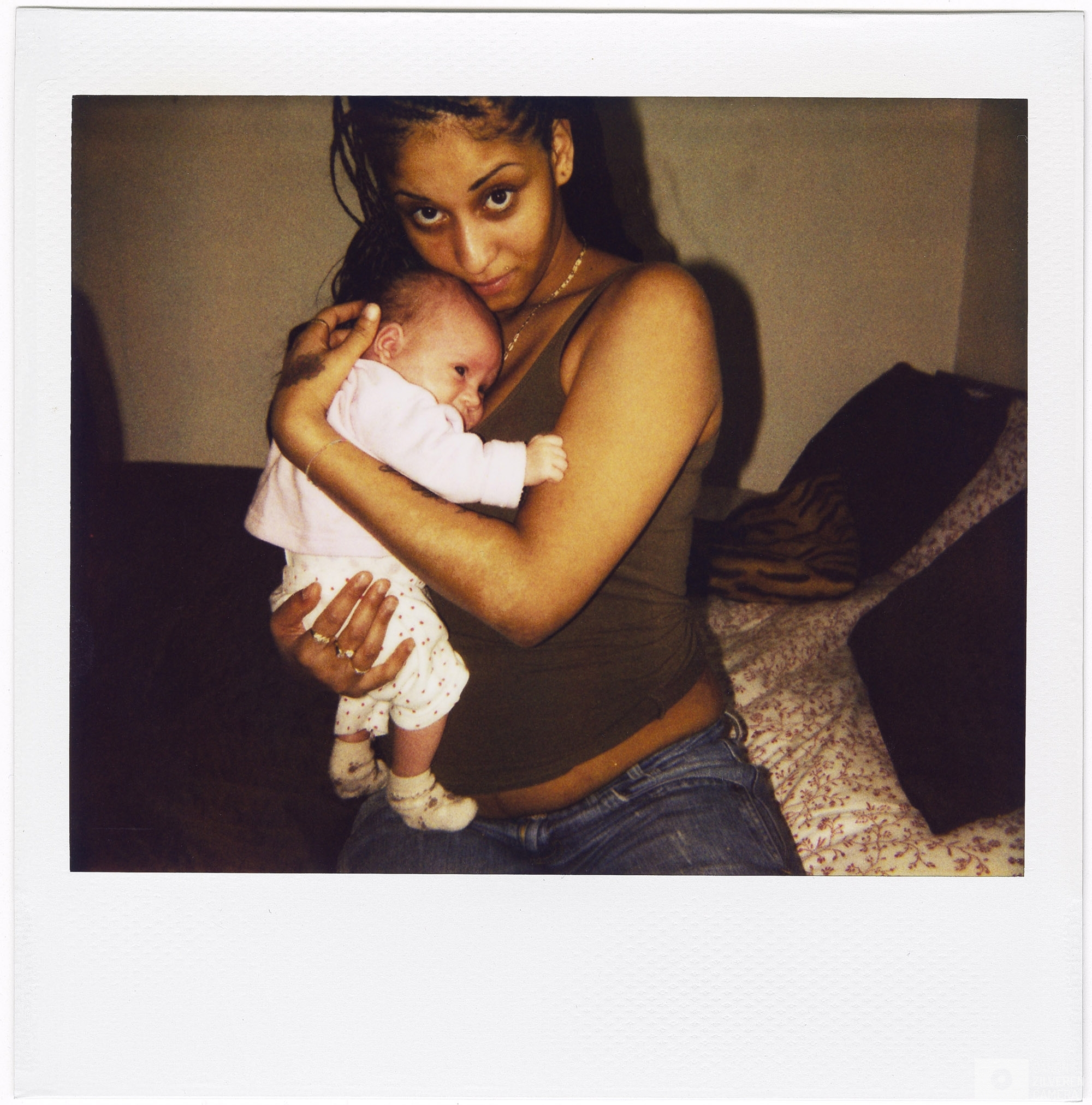 polaroid uit het project MARIA I NEED YOUR LOVIN' (2007-2017)Maria met een pasgeboren Phoenixnummer 09