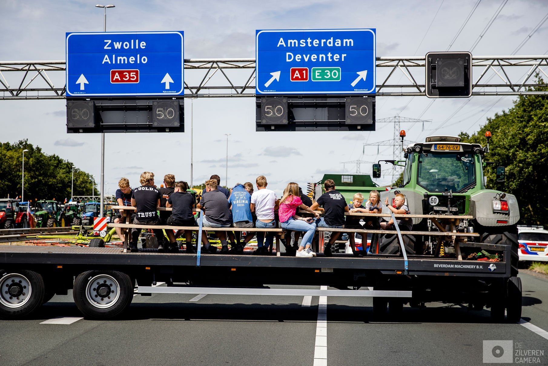 Boeren blokkeren snelwegen uit protest tegen stikstofbeleid