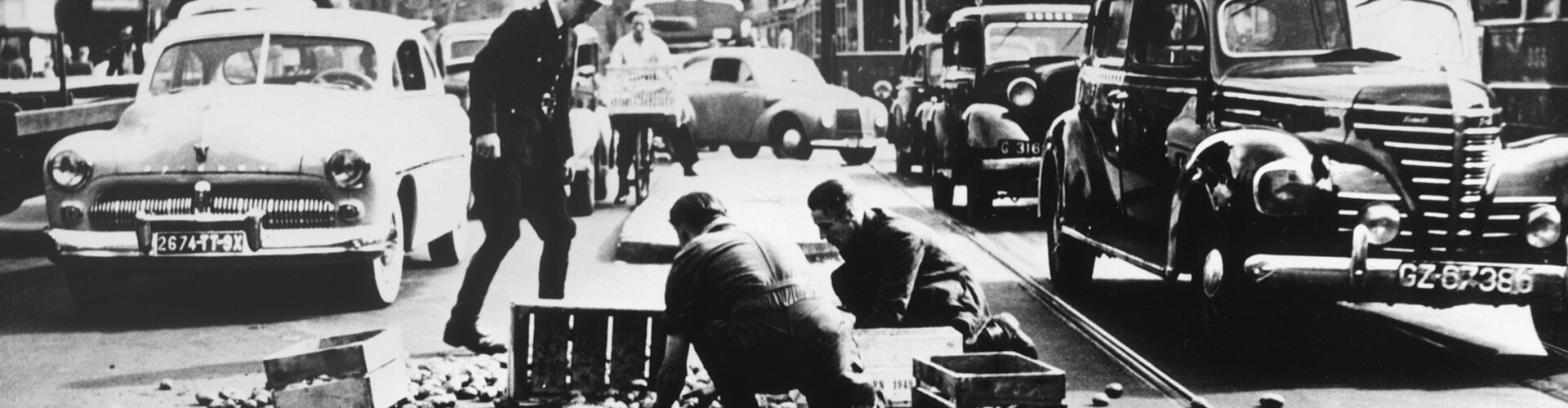 Bijschrift: Fotojournalist Waldo Van Suchtelen won in 1949 de eerste Zilveren Camera met zijn foto Aardappelen rooien op de Dam.