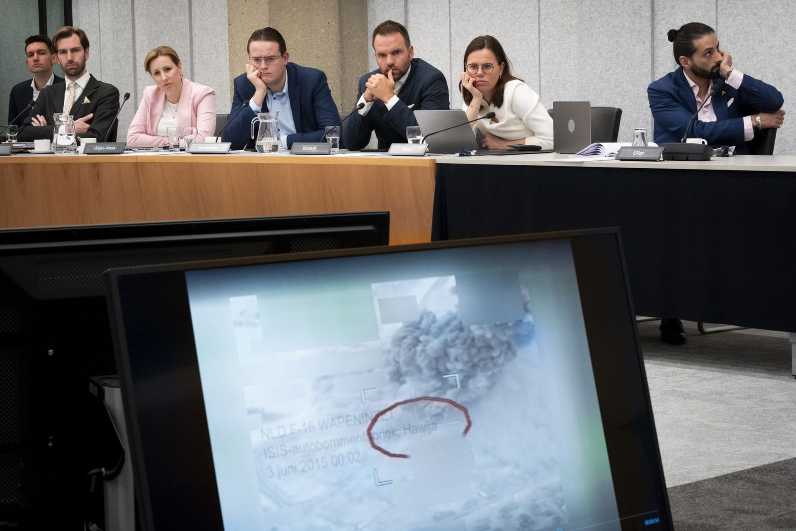 1. 26747-Politiek-e-Staatsgeheime beelden van bombardement op Hawija na tien jaar openbaar vertoond Nederland Den Haag 16042025 - Debat over de Hawija aanval met de vaste commissie voor Defensie en een technische briefing van de<br />