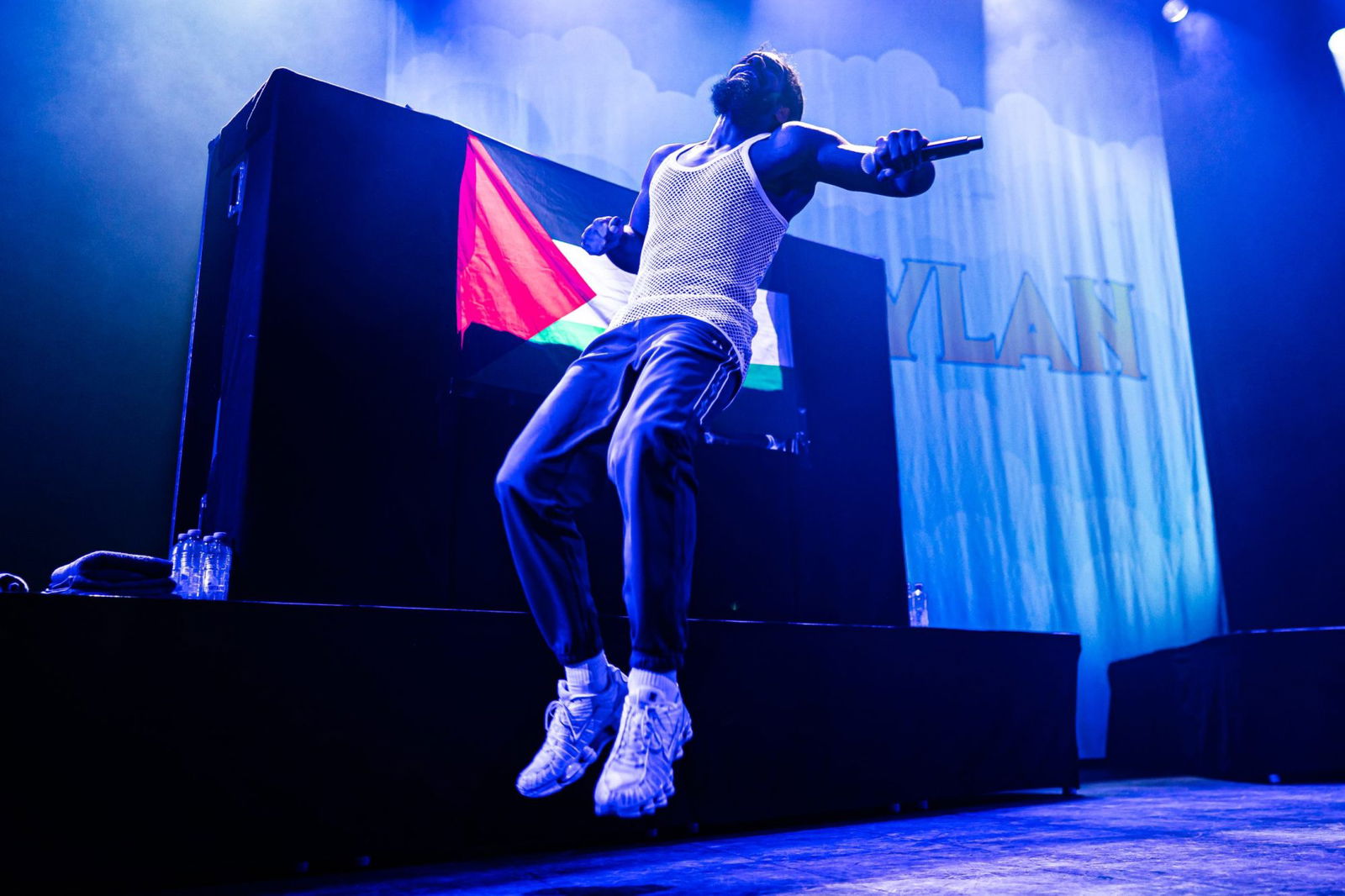 De Britse punkrapgroep Bob Vylan treedt op in Doornroosje Nijmegen, Nederland, 15 september 2025 | De Britse punkrapgroep Bob Vylan treedt op in Doornroosje, ondanks protesten over uitlatingen waarin het Israëlische leger in Gaza werd genoemd en opruiende leuzen werden gescandeerd. De directie hield de vrijheid van meningsuiting in stand na overleg met de gemeente en juridische experts; het Centraal Joods Overleg spande een rechtszaak aan om het optreden te stoppen. Foto: ANP / Hollandse Hoogte / Joris van Gennip