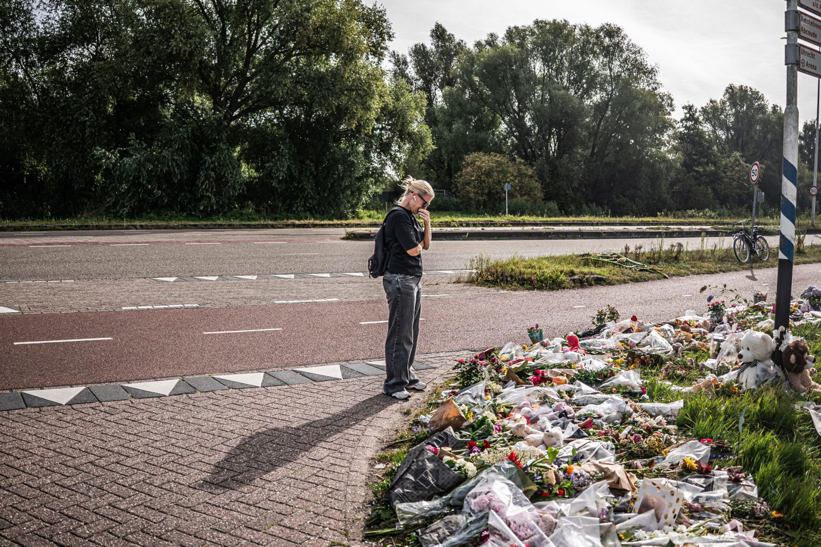 Flowers on the Holterbergweg in memory of the murdered 17-year-old Lisa from Abcoude Amsterdam, Netherlands, August 27, 2025 | Flowers lie along Holterbergweg in memory of 17-year-old Lisa, who died here.<br />