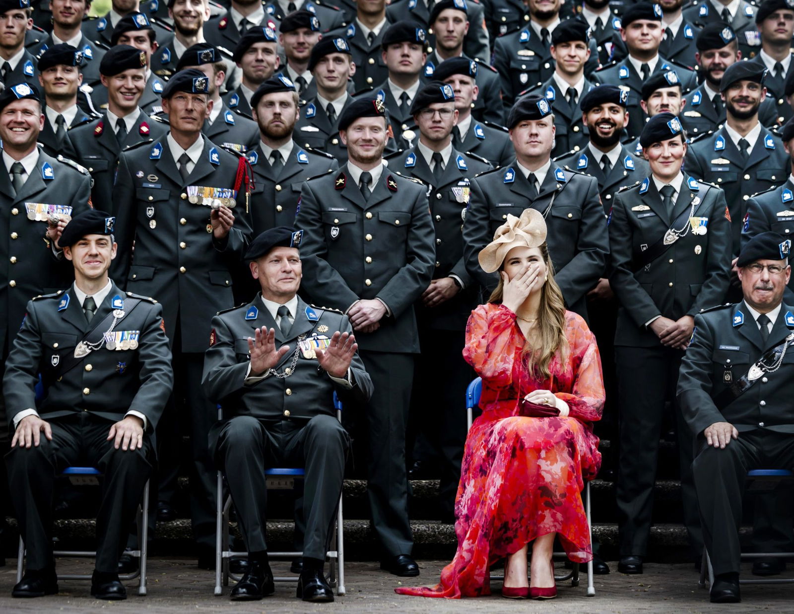 Koning en prinses Amalia reiken nieuwe standaard uit AMERSFOORT - Prinses Amalia poseert voor een groepsfoto met het Regiment Huzaren Prinses Catharina-Amalia tijdens een ceremonie op de Prins Bernhardkazerne. Prinses Amalia maakte bekend een tweejarig programma te volgen aan het Defensity College om zo werkervaring op te doen als reservist.
